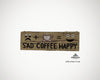 Handgefertigtes Holzschild im Shabby Chic mit dem Spruch „sad + coffee = happy“, 30×10 cm, bemalt, Vintage‑Look, natürliche Holzstruktur.