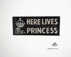 Holzschild mit Spruch "here lives the princess", handgefertigt und einzigartig, 49x20x4 cm