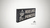 Holzschild mit Spruch "here lives the princess", handgefertigt und einzigartig, 49x20x4 cm