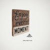 Einzigartige Holzschild mit Spruch "enjoy every moment" aus Vollholz und handgeschnitzt sowie bemalt30x30x2,5cm