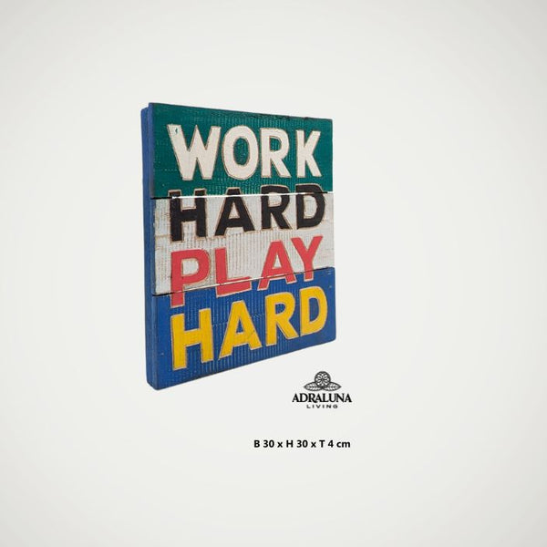 Einzigartige Holzschild mit Spruch "work hard play hard"" aus Vollholz und handgeschnitzt sowie bemalt30x30x2,5cm