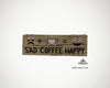Handgefertigtes Holzschild im Shabby Chic mit dem Spruch „sad + coffee = happy“, 30×10 cm, bemalt, Vintage‑Look, natürliche Holzstruktur.