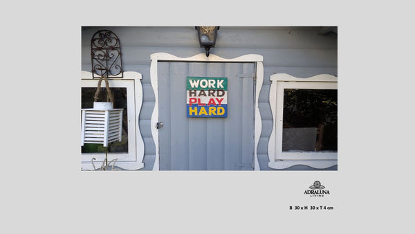 Einzigartige Holzschild mit Spruch "work hard play hard"" aus Vollholz und handgeschnitzt sowie bemalt30x30x2,5cm