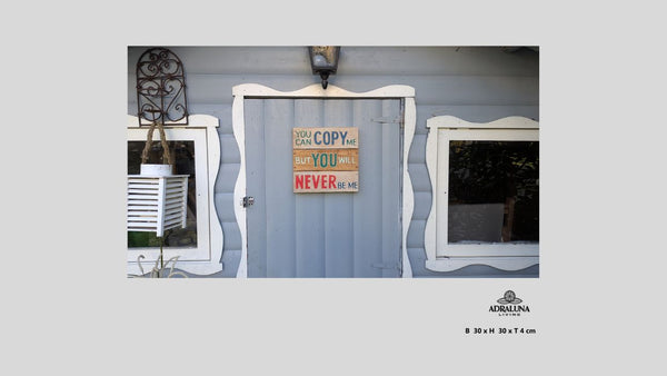 Einzigartige Holzschild mit Spruch "you can copy me but you will never be me" aus Vollholz und handgeschnitzt sowie bemalt30x30x4 cm